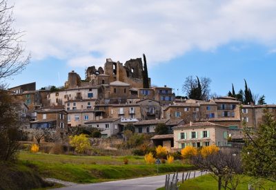 Un lieu de vacances prestigieux dans la Drôme, avec des installations de camping de luxe et des équipements modernes.