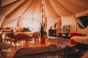 Une expérience de glamping de luxe en France, avec des hébergements insolites et confortables au cœur de la nature.