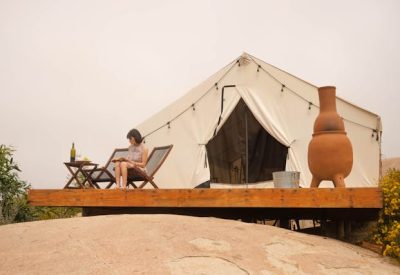 Un séjour en glamping de luxe en France, offrant un mélange parfait de confort moderne et de contact avec la nature.