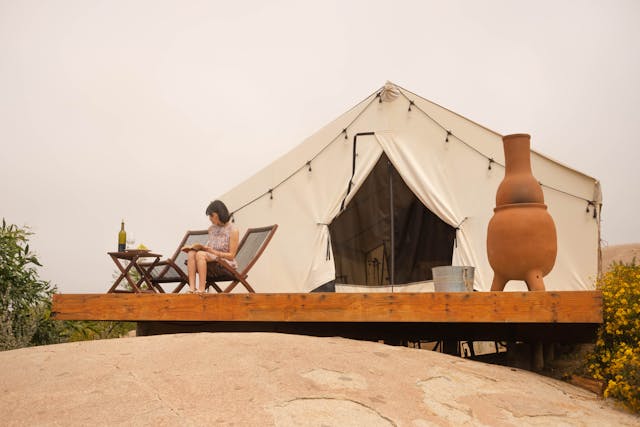 Un séjour en glamping de luxe en France, offrant un mélange parfait de confort moderne et de contact avec la nature.